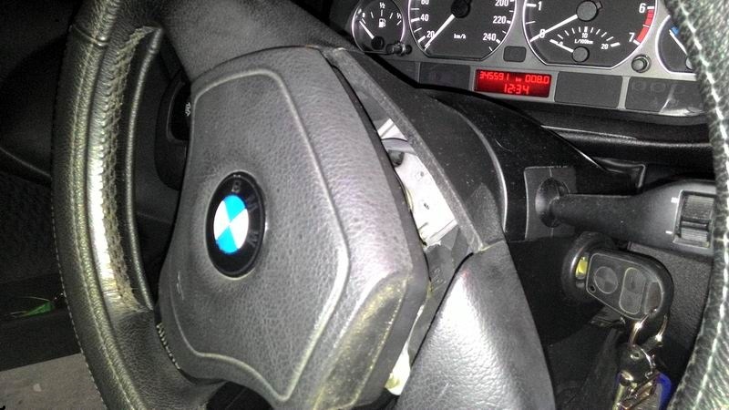 Quel est ce bouton sous le volant? (BMW E36 316i) - Infos